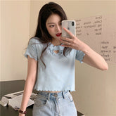 Kurzes, schmales Hemd in Liebesform mit Loch und Schleife